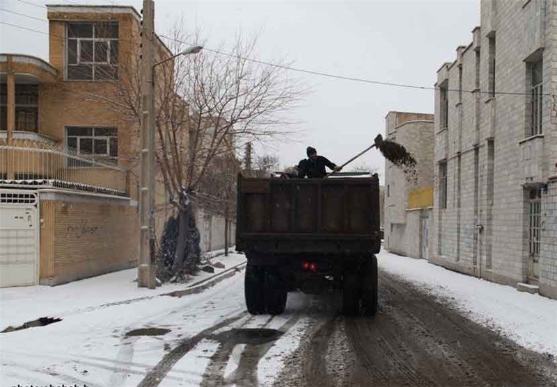 370 تن نمک و ماسه برای معابر شهر بانه استفاده شد/ تمام معابر اصلی شهر بانه باز است