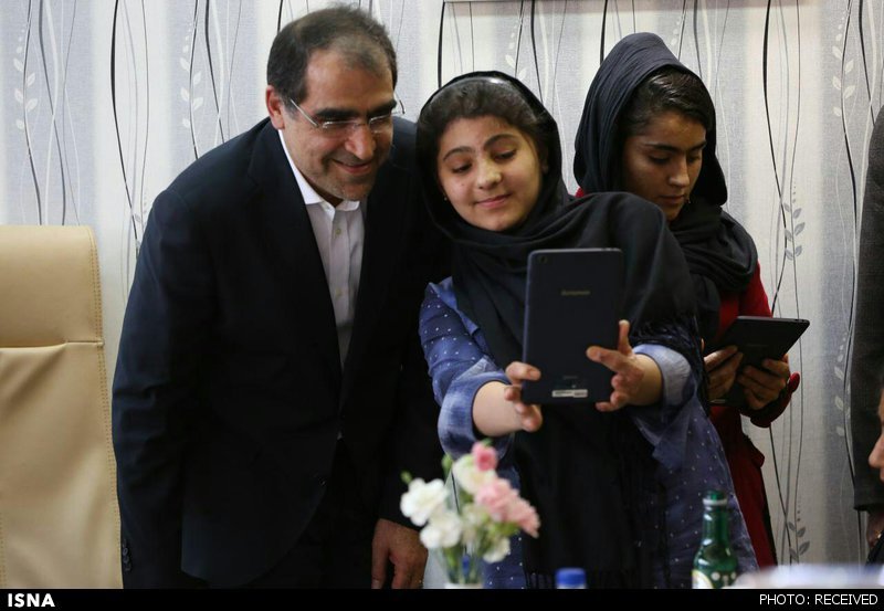 دیدار وزیر بهداشت با دختران شین‌آبادی +عکس