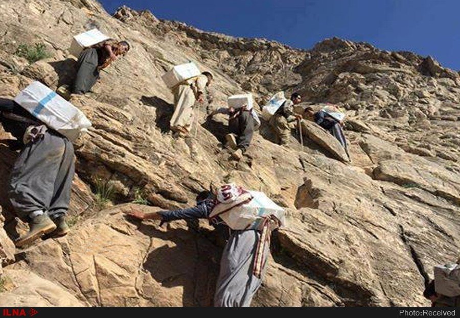 بار سنگین زندگی بر دوش مردمان مرزنشین/ زن‌هایی که برای ده هزار تومان «کولبری» می‌کنند
