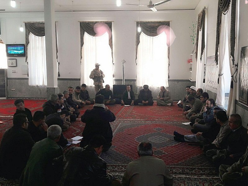 استقرار میز خدمت گامی در جهت حل مشکلات روستای مامال از توابع بخش نمشیر شهرستان بانه به مناسبت هفته بسیج