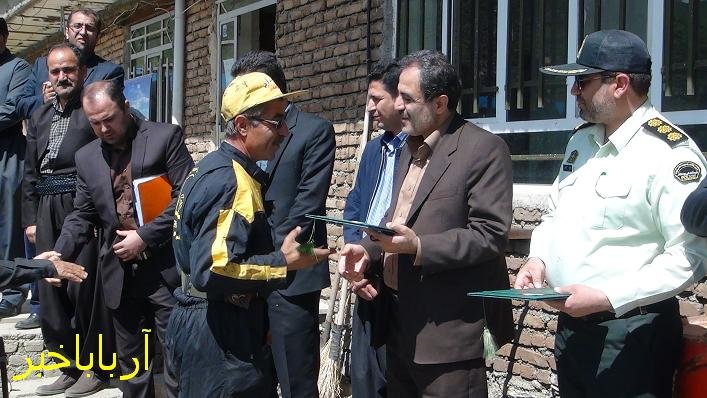 37 کارگر  و تعاونگر نمونه در بانه تجلیل شدند + عکس