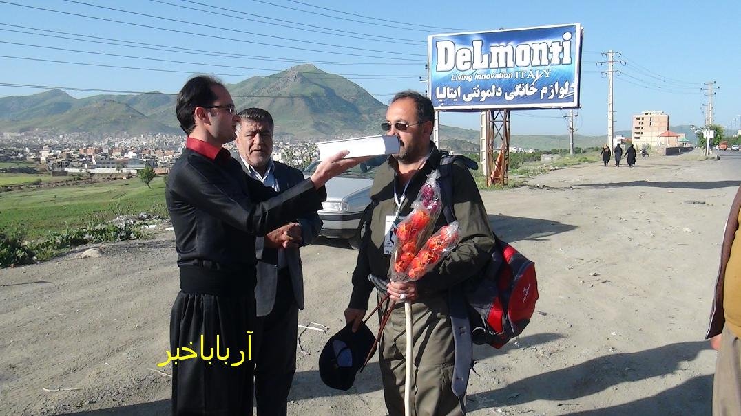 جانباز بانه ای که  پیاده زائر حرم امام(ره) شده بود وارد حرم شد