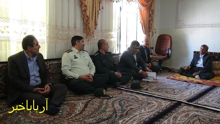فرماندار و مسئولین بانه در سالروز فتح خرمشهر با چند خانواده شهید در این شهر دیدار کردند + عکس