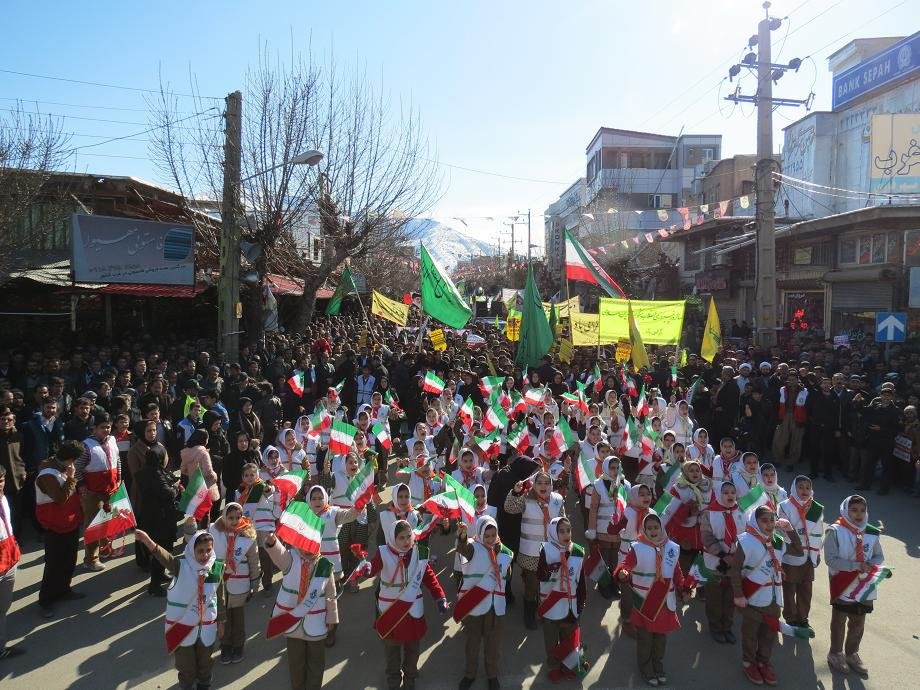 راهپیمایی با شکوه 22 بهمن در بانه با حضور گسترده مردم برگزار شد