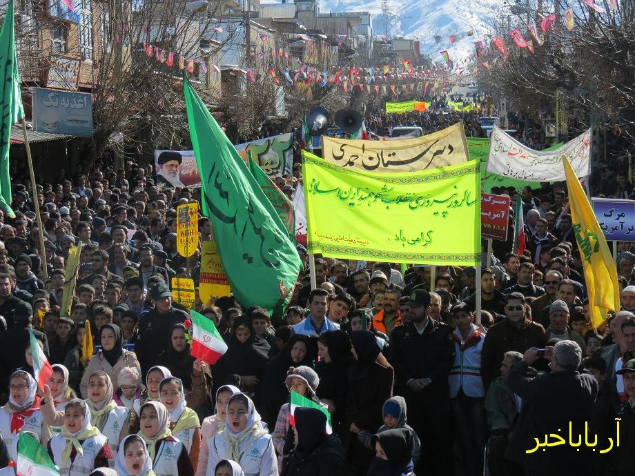 راهپیمایی با شکوه 22 بهمن در بانه با حضور گسترده مردم برگزار شد