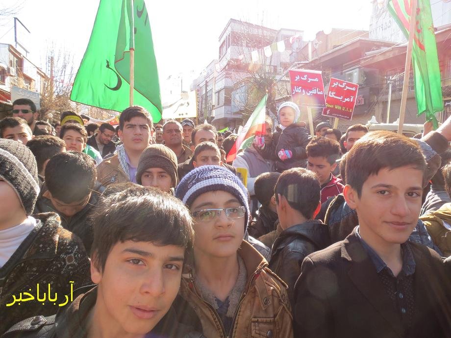 حضور کودکان بانه ای در راهپیمایی 22 بهمن به روایت تصویر