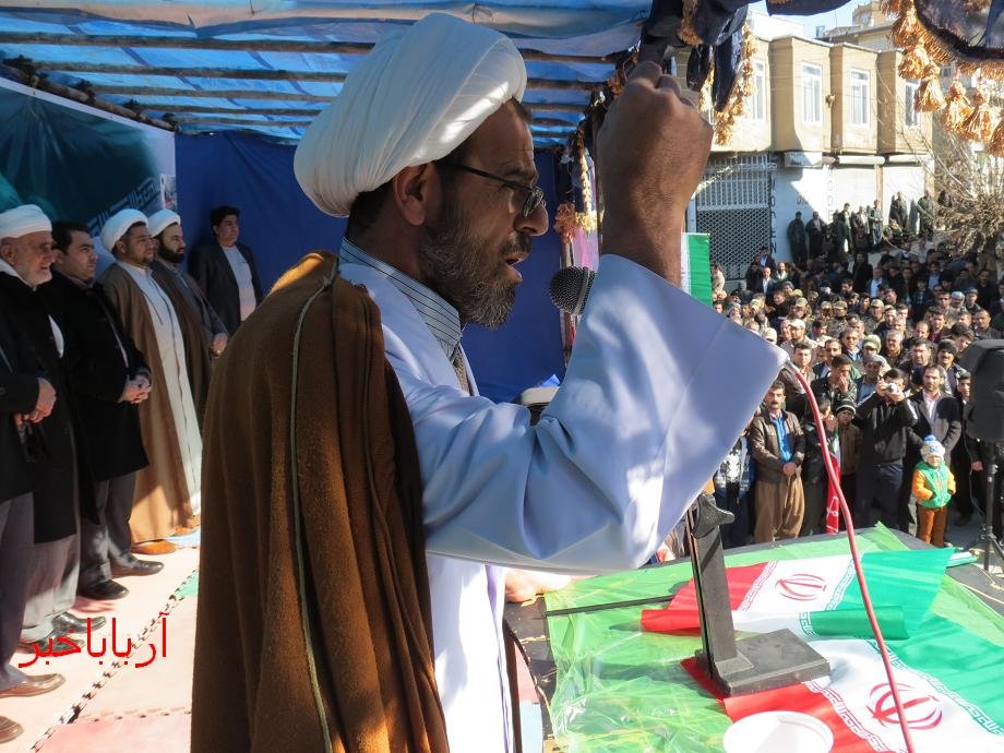 انقلاب اسلامی عزت و سربلندی به ملت ایران هدیه داد