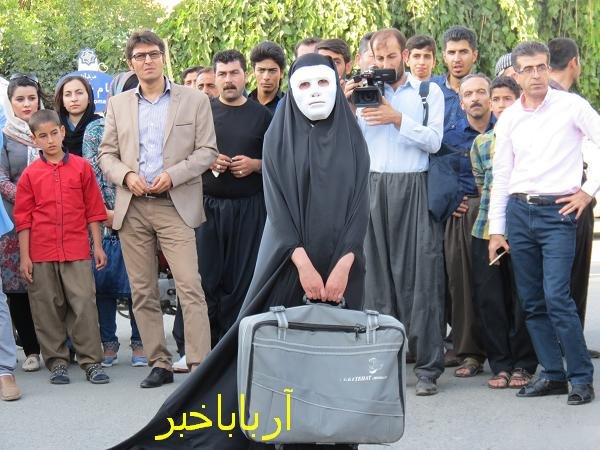 نمایش خیابانی با موضوع اعتیاد در بانه برگزار شد + عکس