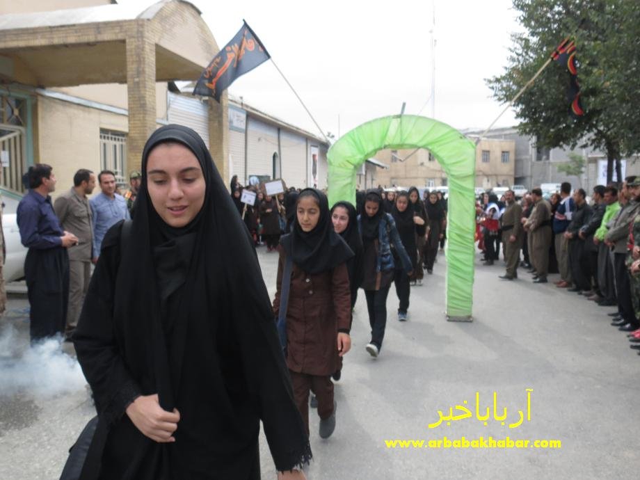 246 دانش‌آموز دختر از مدارس بانه‌ به مناطق عملیاتی غرب کشور اعزام شدند+ عکس