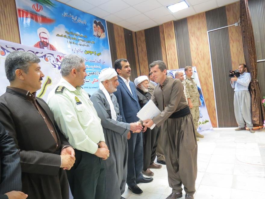 مراسم بزرگداشت مقام معلم و تجلیل از معلمین برتر در بانه برگزار شد+ عکس