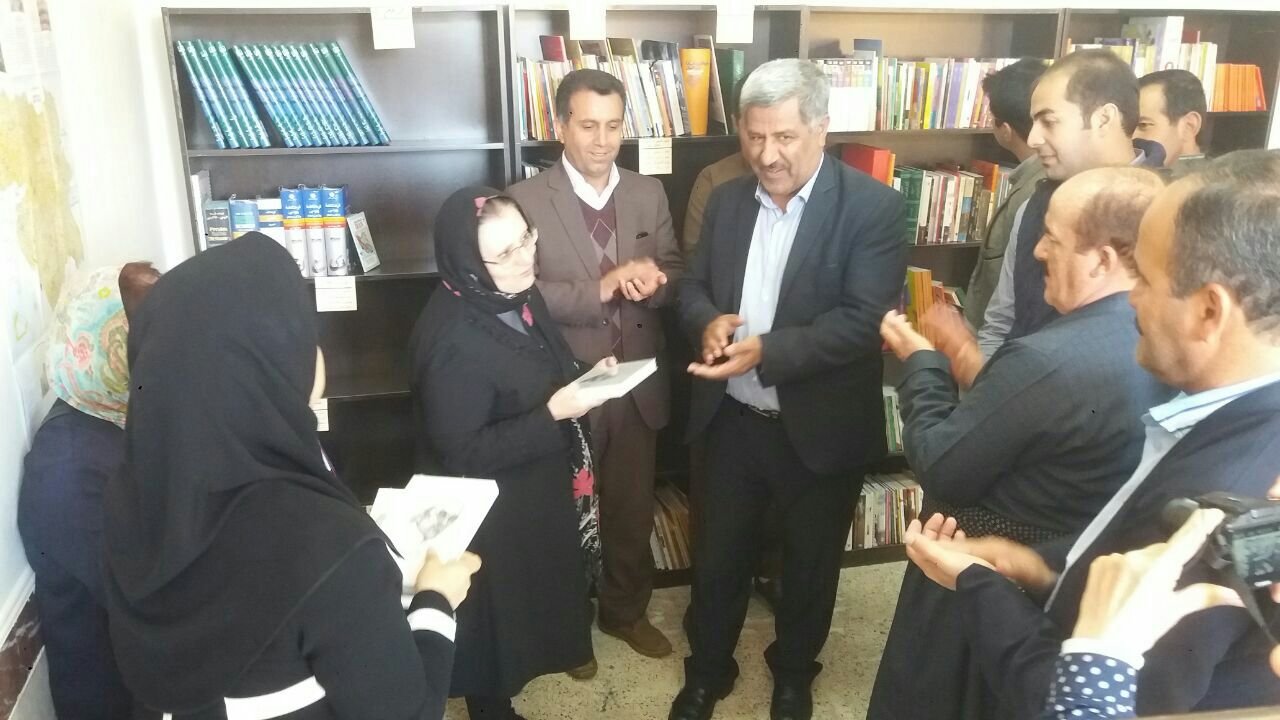 کتابخانه مدرسه شبانه روزی روستای سبدلو  بانه تجهیز شد