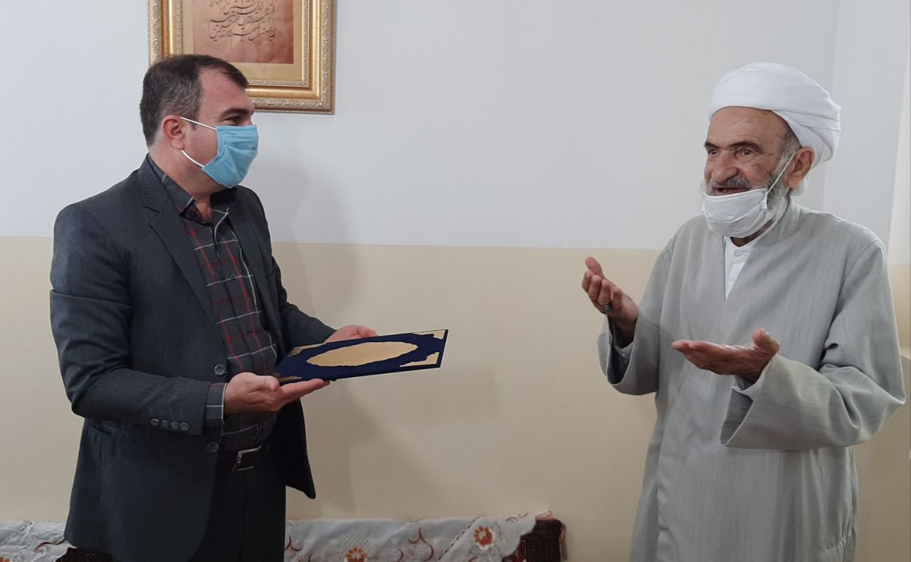 مدیر آموزش وپرورش بانه با امام جمعه به مناسبت بازگشایی مدارس دیدار وگفتگو کرد .