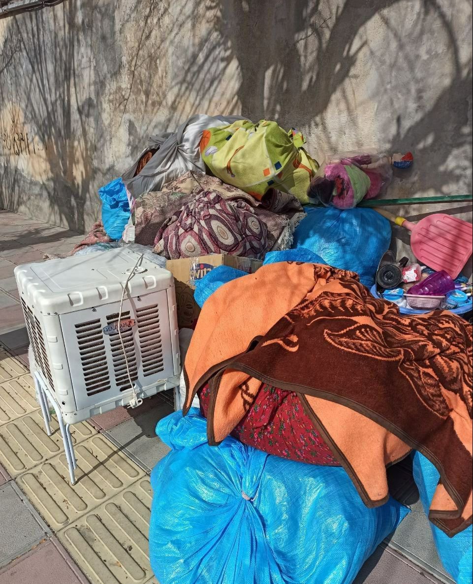 وقتی مستاجر اسباب و اثاثیه اش در کوچه ریخته شد