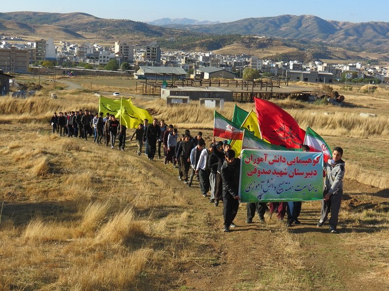 کوهپیمایی دانش آموزان بانه ای به مناسبت هفته بسیج دانش آموزی