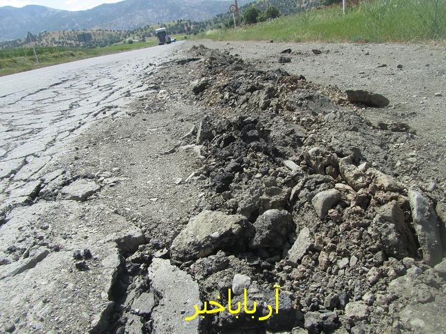 سیمای غرق در خرابی و ترک جاده بانه – سردشت + عکس