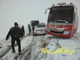 امداد رسانی هلال احمر بانه به 120 مسافر گرفتار در برف و کولاک