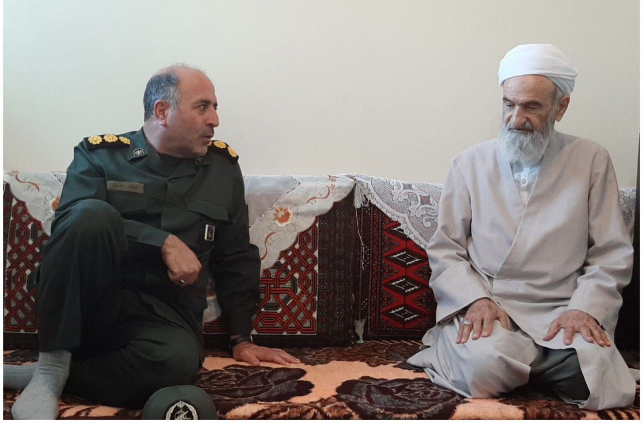 فرمانده سپاه بانه با امام جمعه این شهرستان دیدار و گفتگو کرد.