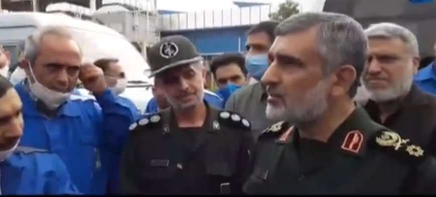 فرمانده نیروی هوا فضا سپاه پاسداران از نمایشگاه گروه صنعتی ایران خودرو بازدید کرد .
