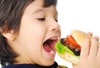 آموزش تغذیه درست و اصلاح الگوهای مصرف از سنین کودکی آغاز شود