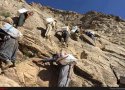 بار سنگین زندگی بر دوش مردمان مرزنشین/ زن‌هایی که برای ده هزار تومان «کولبری» می‌کنند