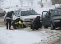 بارش برف در محور بانه - سقز رانندگان رامجبور به بستن زنجير چرخ كرد/ تصويري