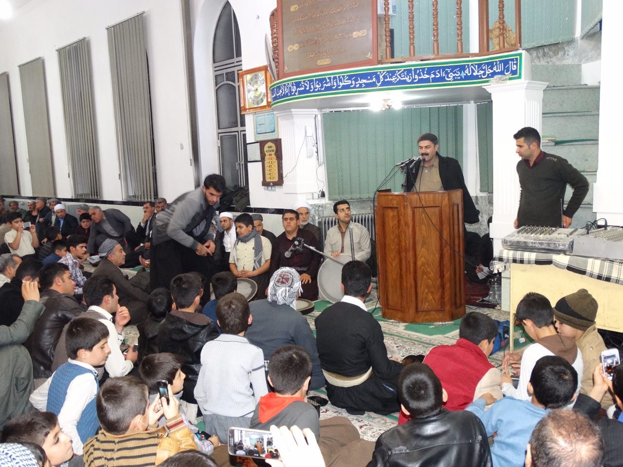 مراسم مولودی خوانی در مسجد سادات بانه برگزار شد + عکس