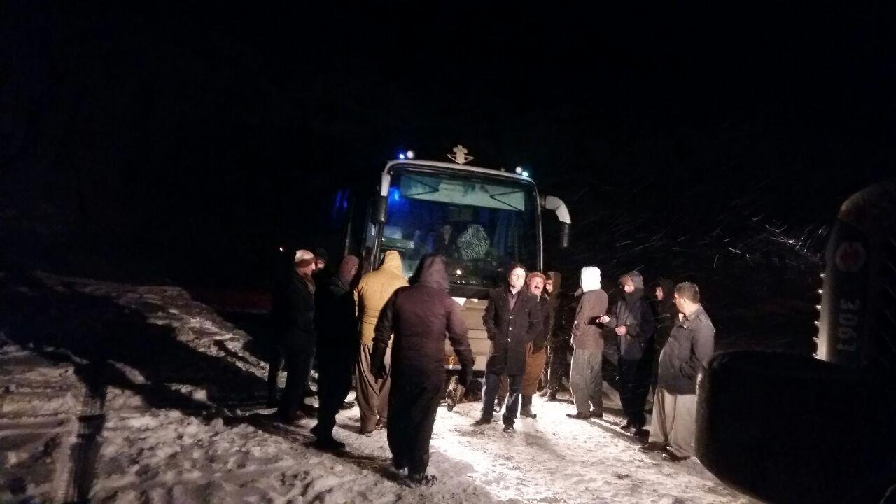امداد رسانی هلال احمر بانه به 20 مسافر اتوبوس گرفتار در برف