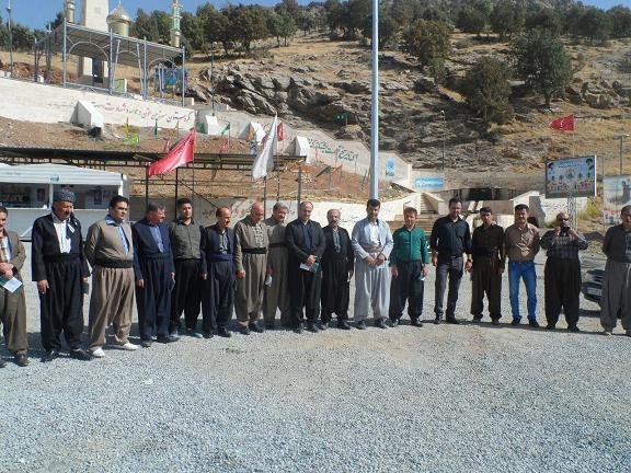 رئیس اتاق اصناف و جمعی از بازاریان بانه از یادمان شهدای سیران بند دیدن کردند