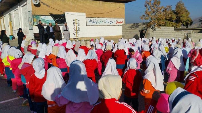 17 هزار قلک دانش آموزی در مدارس بانه توزیع شد