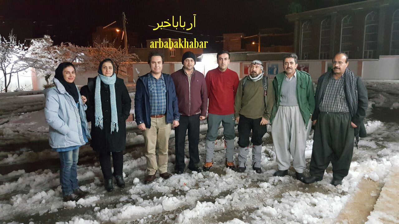 مادر باردار گرفتار در برف به درمانگاه شماره 2 بانه منتقل شد+ تصاویر