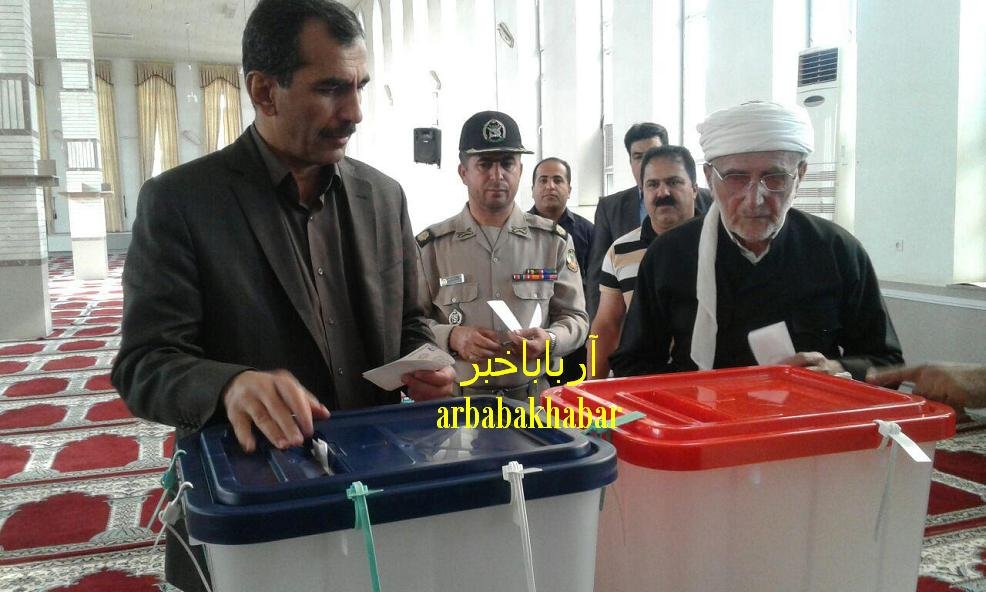 امام جمعه و فرماندار بانه آرای خود را به صندوق انداختند