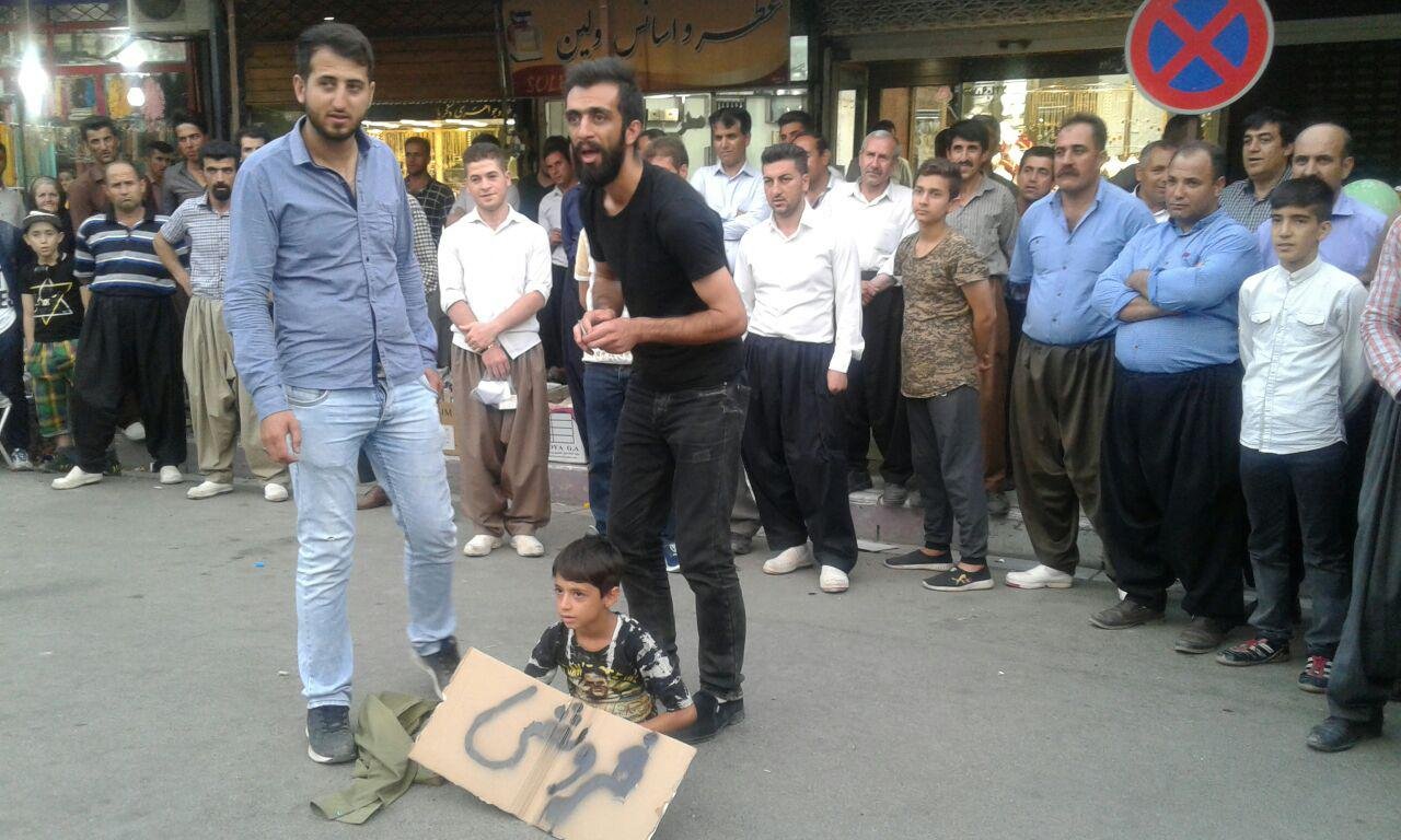 نمایش خیابانی "فروشنده" در بانه برگزار شد