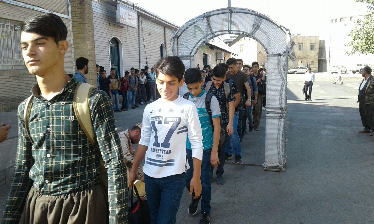 154دانش اموز پسر از بانه به مناطق عملیاتی کردستان اعزام شدند