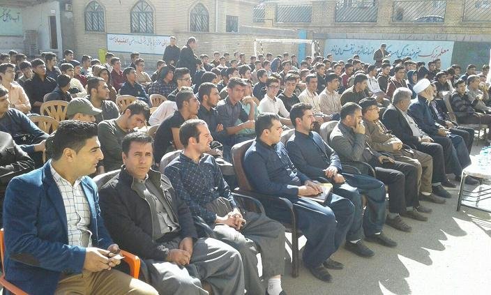 فرهنگ كتابخواني بين دانش آموزان بانه اي ترويج شود